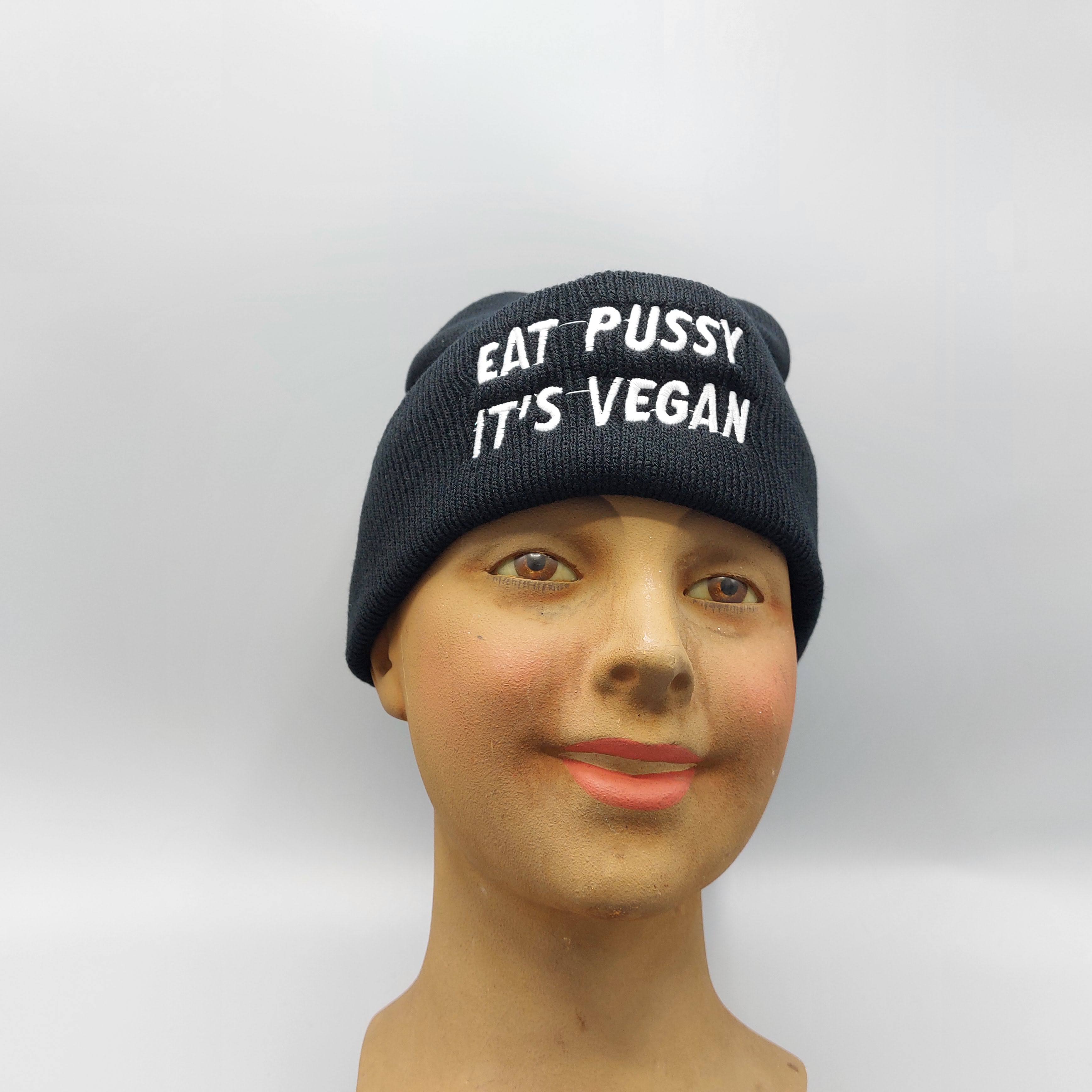 Muts 'eat pussy, it's vegan'